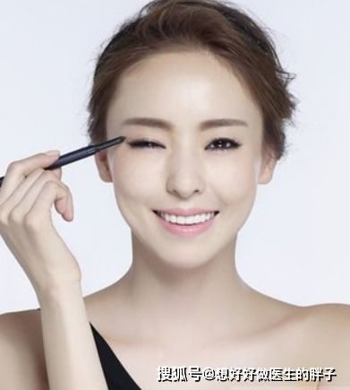 女人都喜欢化妆,经常花眼妆眼线眼皮受得了吗